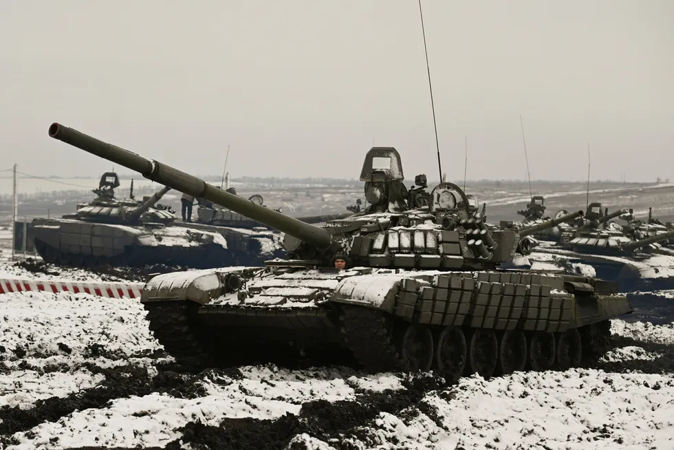 Når Moskva velger å benytte militærmakt, er det ofte ved hjelp av kraftfull og offensiv bruk av konvensjonelle styrker, skriver Amund Osflaten. Bildet viser russiske T-72B3-tanks på øvelse 12. januar.
