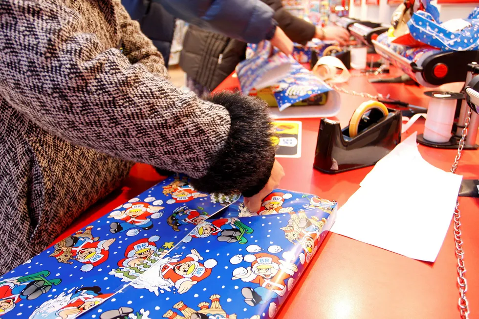 Mange nordmenn kjøper julegaver av ren plikt. Foto: Gunnar Lier