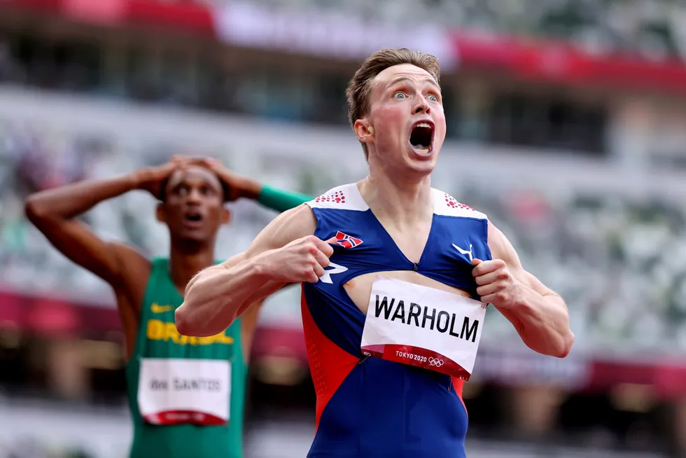 Karsten Warholm er unntaket: Han har slått sin egen rekord hvert eneste år og har forbedret seg med vanvittige ti prosent på 400-meter hekk de siste seks årene, skriver artikkelforfatterne. Her fra gulløpet i Tokyo-OL i fjor.