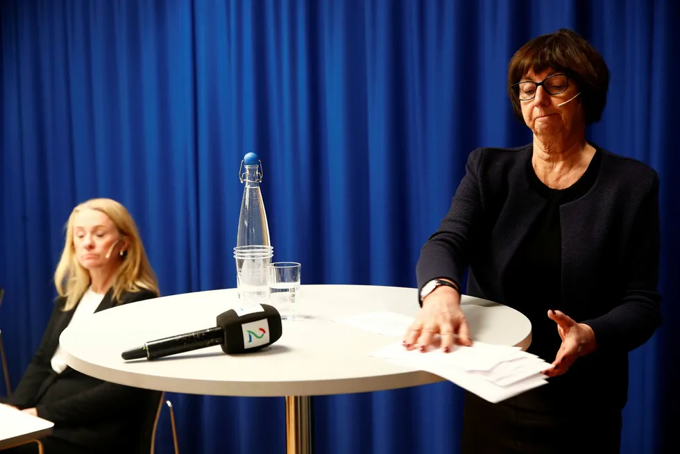 Nav-direktør Sigrun Vågeng sliter om dagen. Her fra mandagens pressekonferanse med arbeids- og sosialminister Anniken Hauglie (H).