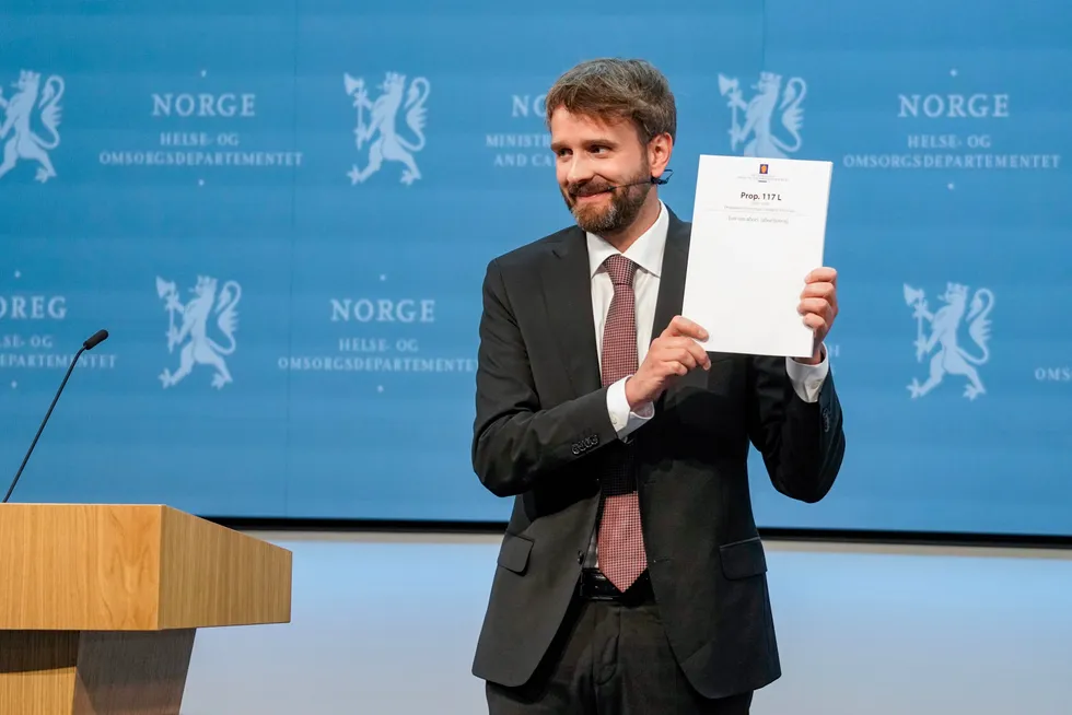 Helse- og omsorgsminister Jan Christian Vestre på pressekonferanse i Marmorhallen, der regjeringens forslag til ny abortlov ble presentert fredag formiddag.