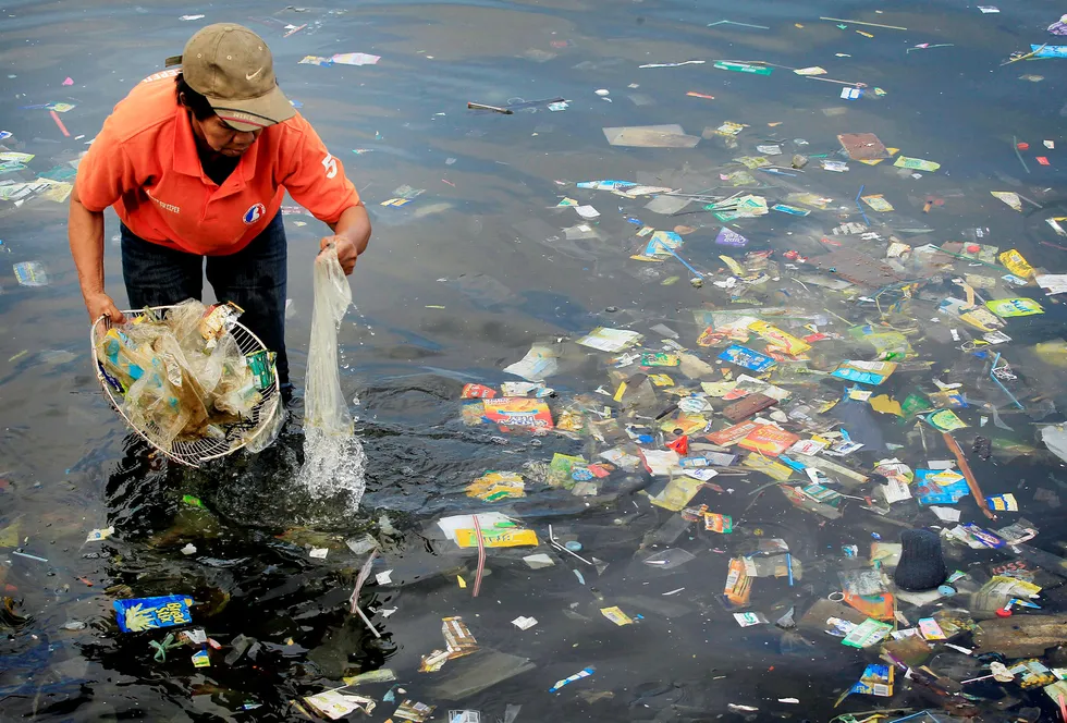 I mange asiatiske land har det hopet seg opp store plastfjell på mange deler av kysten. Bildet viser en hjelpearbeider som samler plastavfall på en strand nær Manila på Filippinene. Foto: Romeo Ranoco/Reuters/NTB Scanpix