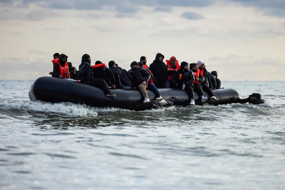 Britiske konservative politikere vil sende båtmigranter til Afrika, men hittil har dommere sagt nei.