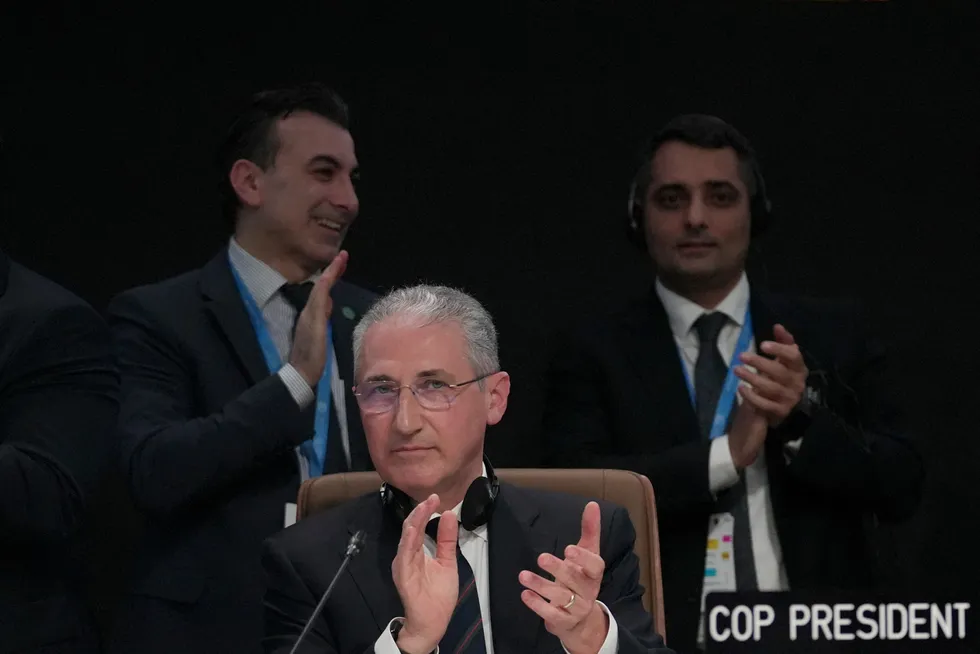 Mukhtar Babajev, Cop 29-president, klapper etter at avtalen er vedtatt.