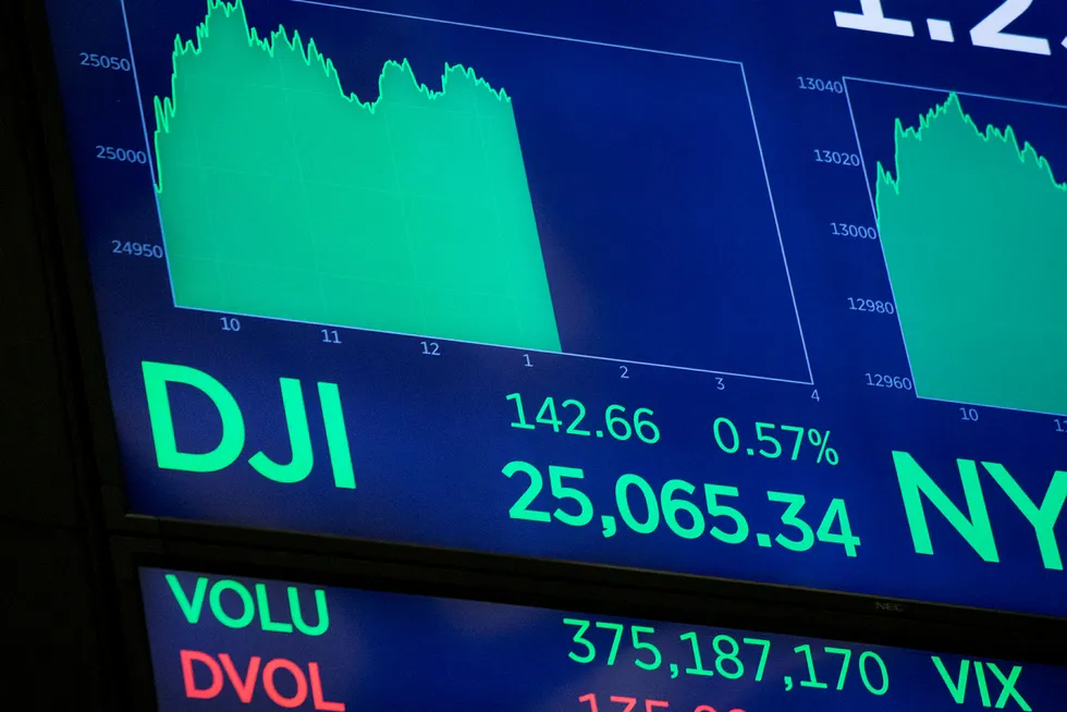 Fra en skjerm på New York-børsen som torsdag viste at Dow Jones Industrial-indeksen, som har tickeren DJI, for første gang steg over 25.000 poeng. Foto: Mark Lennihan / AP / NTB Scanpix