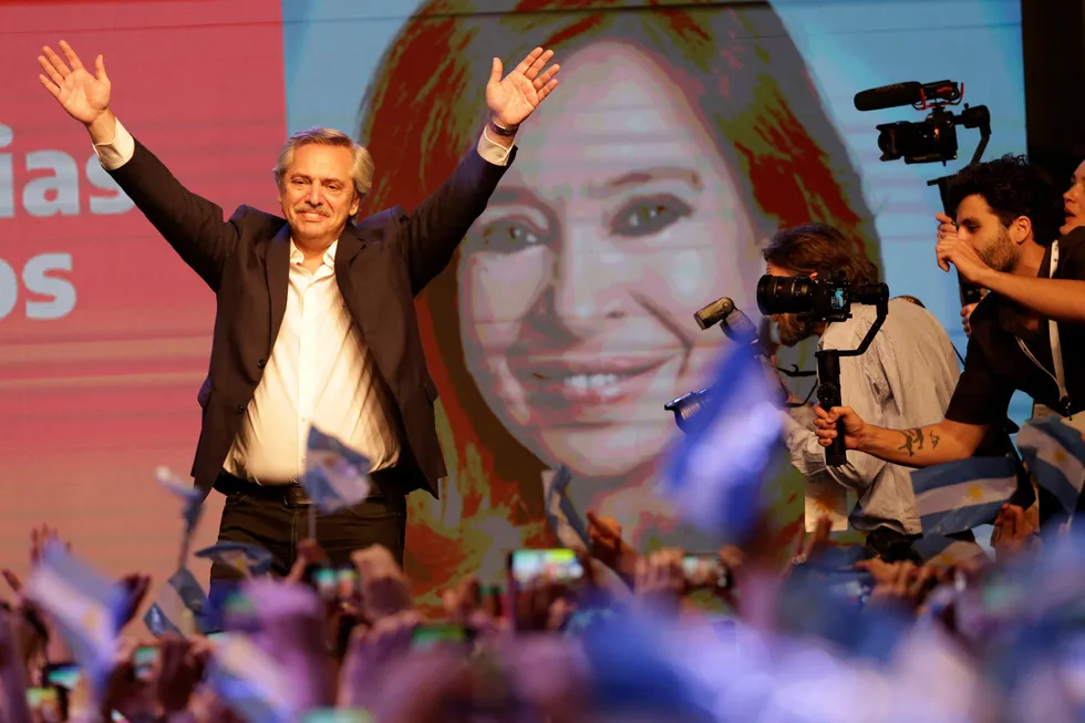Alberto Fernández jubler etter at sittende president Mauricio Macri har erkjent valgnederlaget.