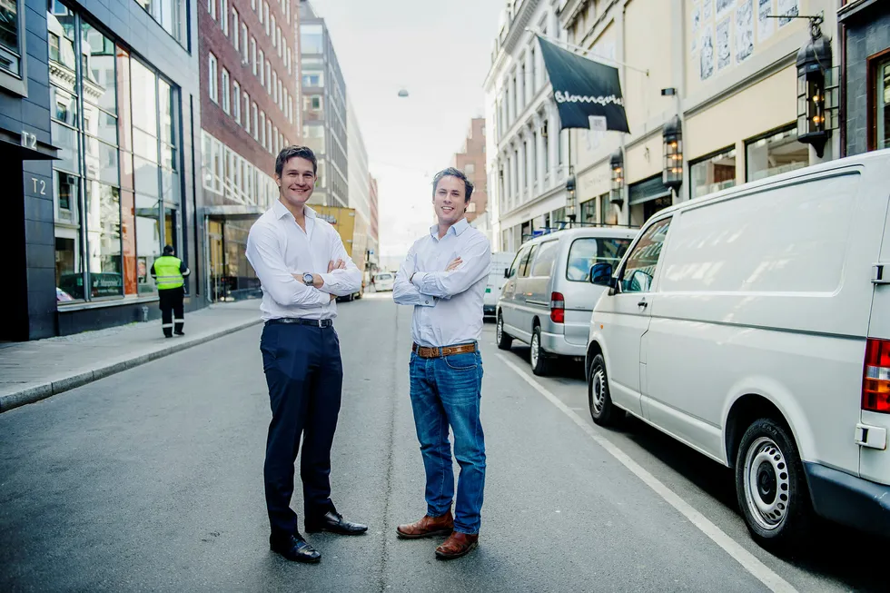 – Sifo-rapporten bekrefter noe vi lenge har visst, sier norgessjef Carl Edvard Endresen i Uber (til venstre). Til høyre står Harry Porter, Ubers kommunikasjonssjef i Storbritannia, Irland og Norden. Foto: Hampus Lundgren