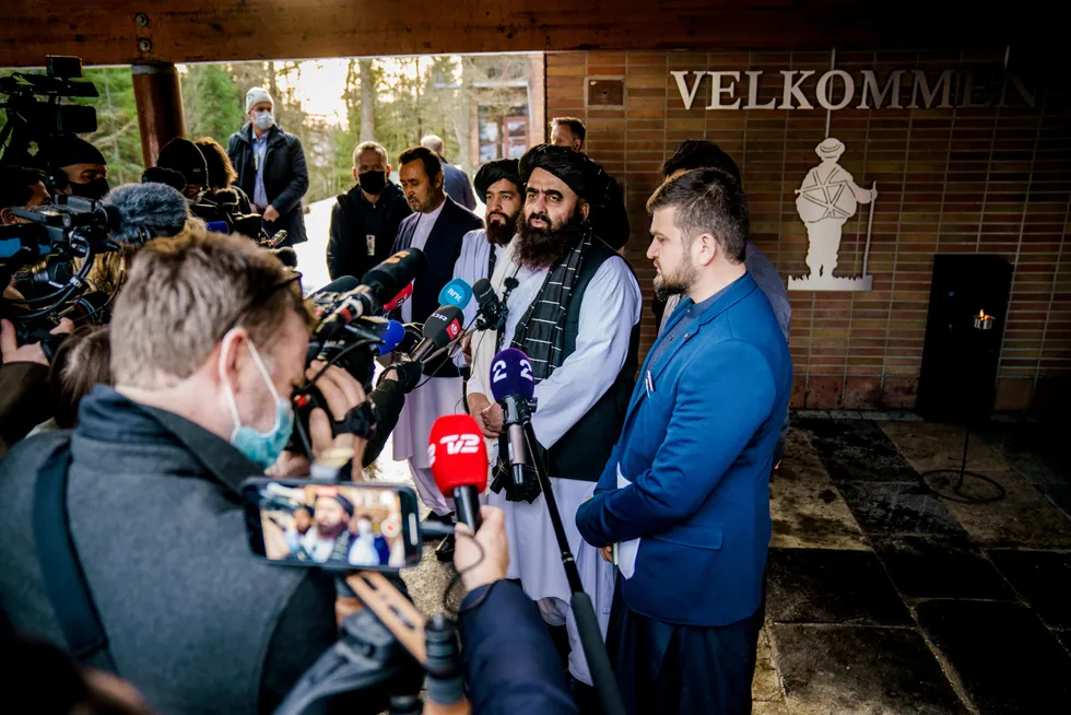 Talibans Amir Khan Muttaqi snakker til pressen etter forrige ukes møte på Soria Moria hotell i Oslo.