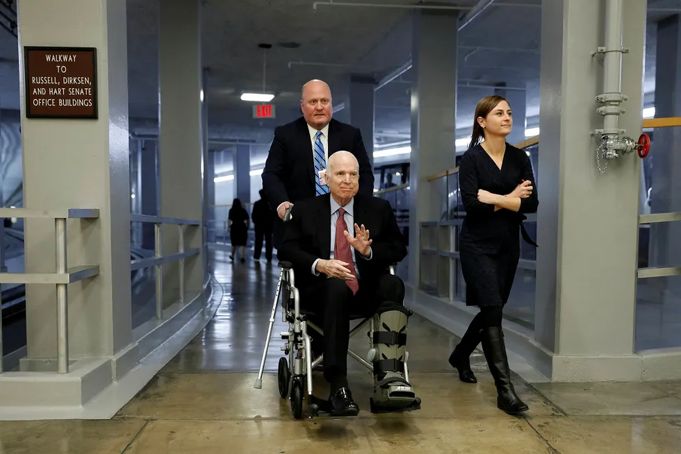 John McCain på vei inn i Senatet 6. desember. Foto: AARON P. BERNSTEIN