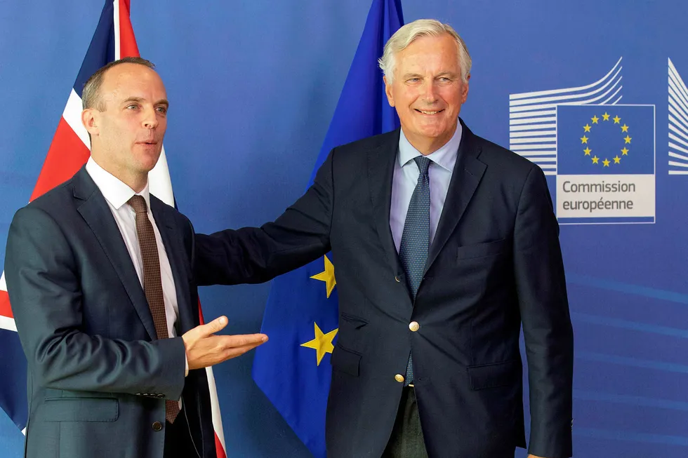 Den britiske brexitministeren Dominic Raab og EUs sjefsforhandler Michel Barnier gratulerte hverandre på en pressekonferanse tirsdag.