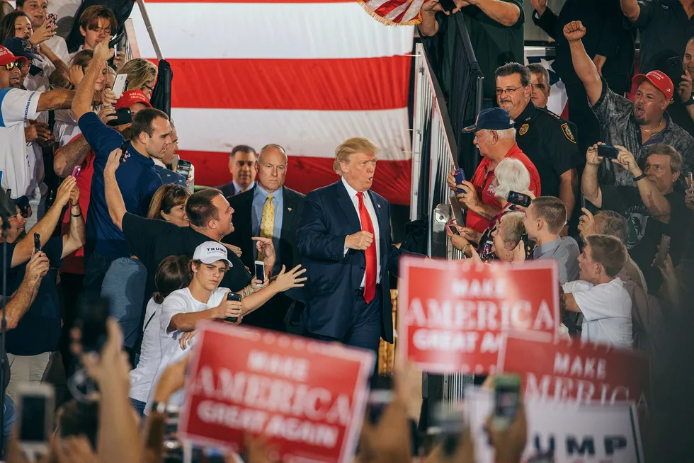 En oppstemt Donald Trump hilser på sine tilhengere på vei til talerstolen under et valgmøte i Ocala i Florida i oktober 2016. Foto: Johannes Worsøe Berg