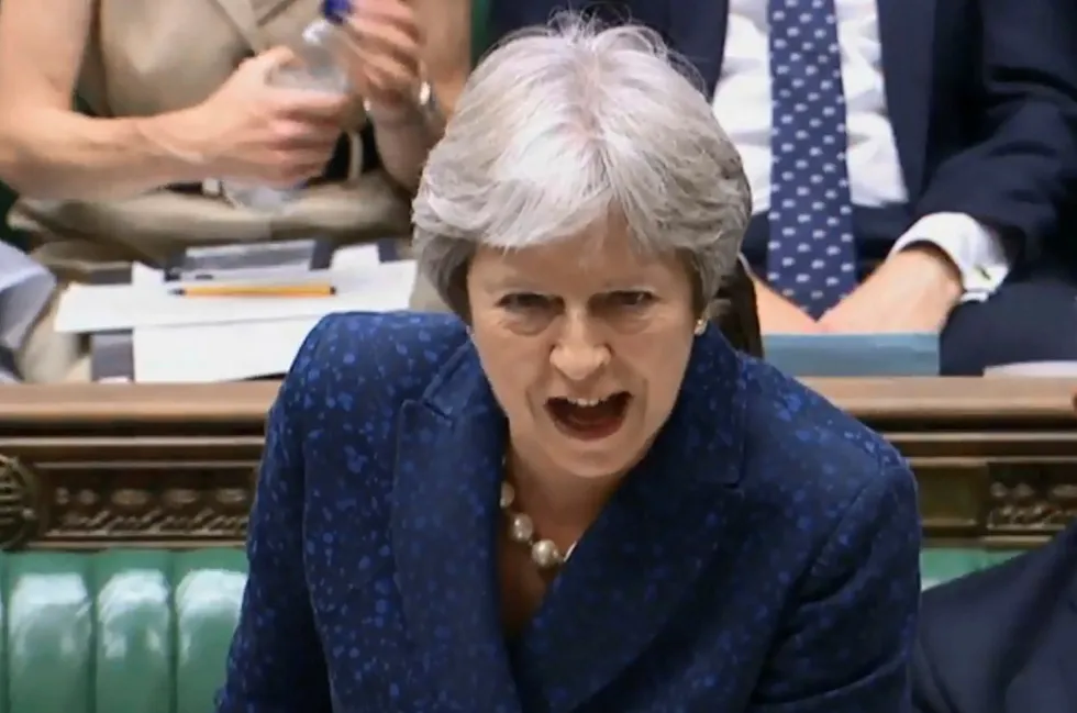 Storbritannias statsminister Theresa May går en tøff tid i møte, etter å ha mistet to statsråder på kort tid. Foto: HO/AFP Photo