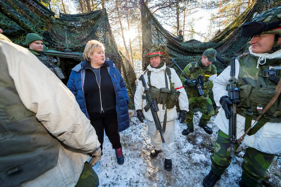 Statsminister Erna Solberg (H) fikk omvisning av den svenske brigadesjefen Lennart Widerstöm (til høyre) da hun under militærøvelsen Trident Juncture i 2018 besøkte den svenske panserbataljonen utenfor Røros.