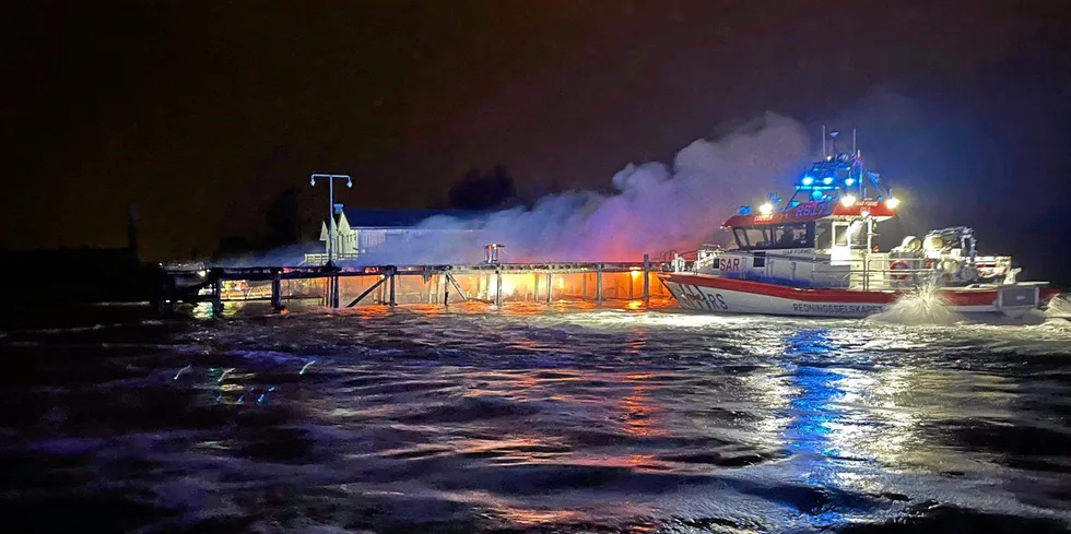 Både redningsskøyta «Uni Oslofjord» og redningsskøyta «Ivar Formoe» deltok i slukkingne.