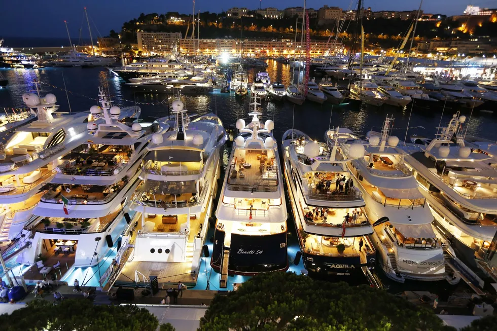 LUKSUS: For alle med penger var det nok av yachter å velge mellom på årets yacht-show i Monaco. Foto: Valery Hache/AFP photo/NTB scanpix