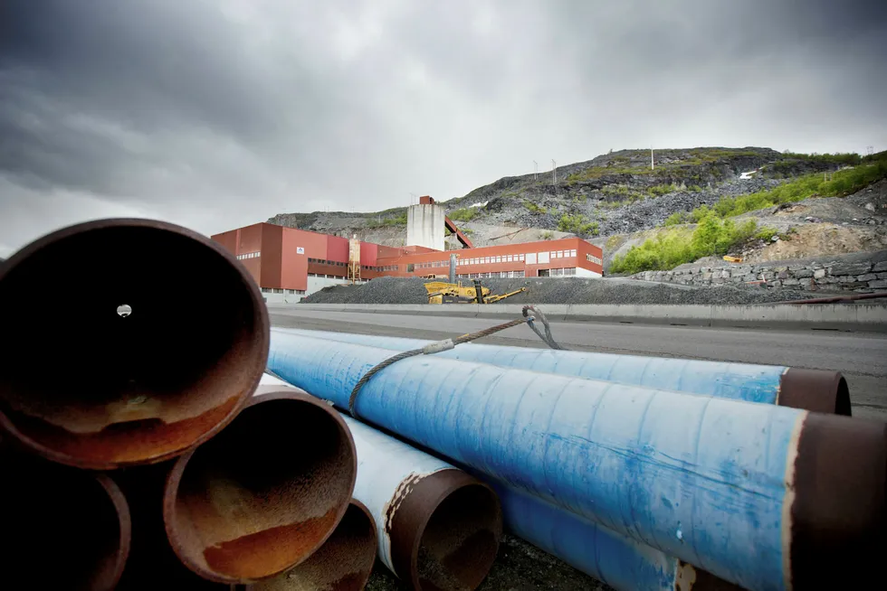 Flertallet i Finnmark er imot gruveplanene i Kvalsund, ifølge de siste meningsmålingene. I dag fungerer anlegget som steinbrudd. Foto: Linda Helen Næsfeldt