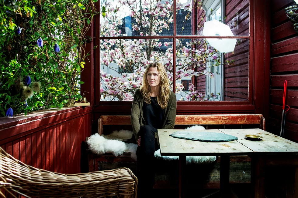 Journalist og forfatter Åsne Seierstad, avbildet i hjemmet sitt på Frogner i Oslo, som hun nå har solgt for over 40 millioner kroner. Foto: Luca Kleve-Ruud