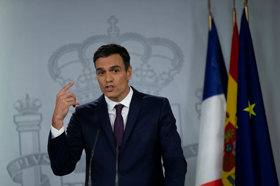 Spanias statsminister Pedro Sanchez står i fare for å miste nødvendig budsjettstøtte fra en gruppe småpartier. Foto: Francisco Seco / AP Photo / NTB Scanpix