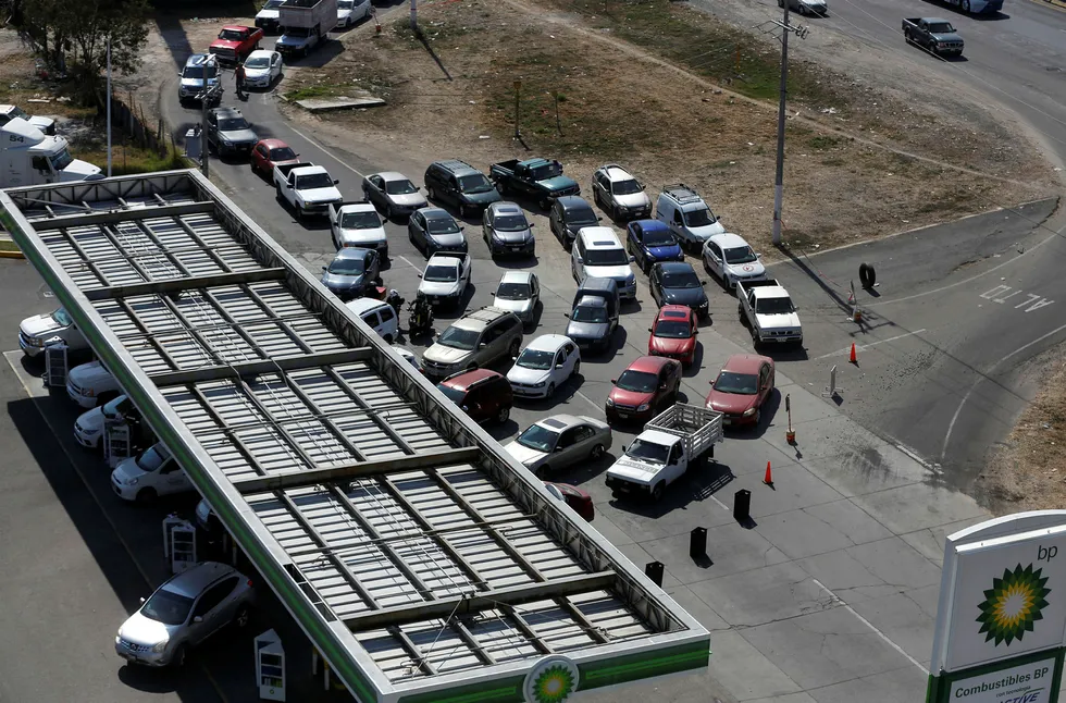 Mexico har økt overvåkingen av oljerørledninger. Det har ført til mangel på drivstoff og lange køer på bensinstasjoner. Som her i Guadalajara torsdag denne uken.