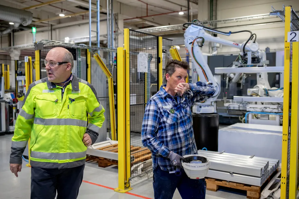 – Jeg passer på at produksjonen går bra, sier montør Kine Skaret Gullberg (til høyre) i bildelprodusenten Benteler Automotive. Til venstre daglig leder Roger Kyseth i selskapet.