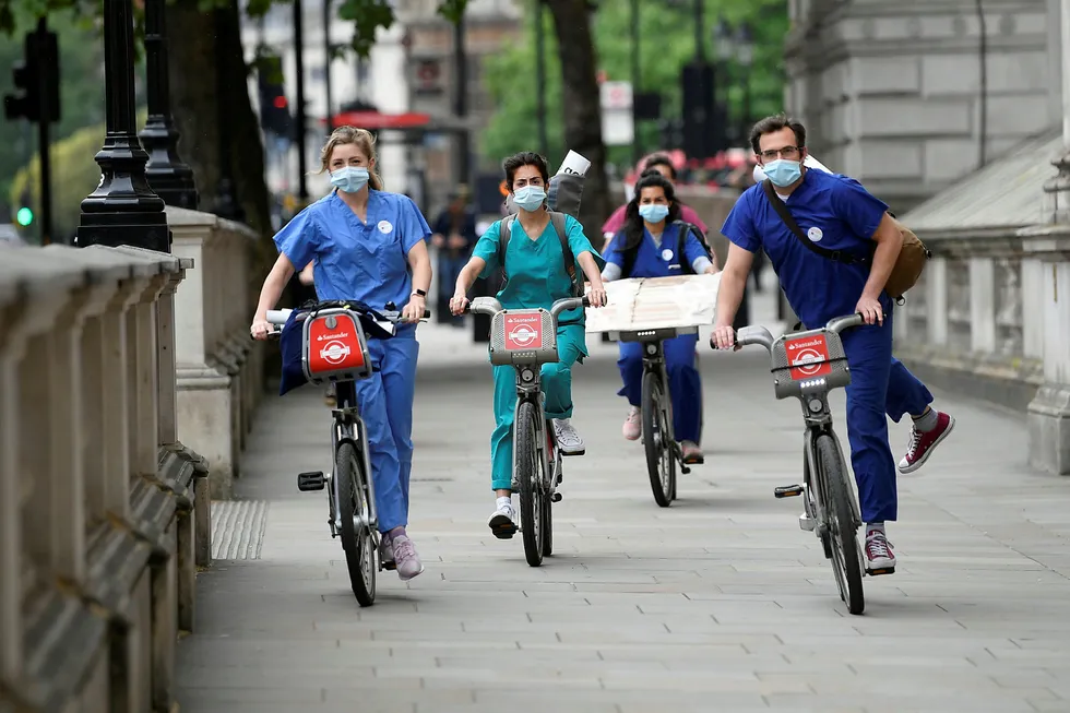 Vi vet ikke hvordan samfunn, institusjoner, verdikjeder, markeder og organisasjoner vil se ut etter pandemien. Maskerte sykepleiere demonstrerer utenfor Downing Street i London.