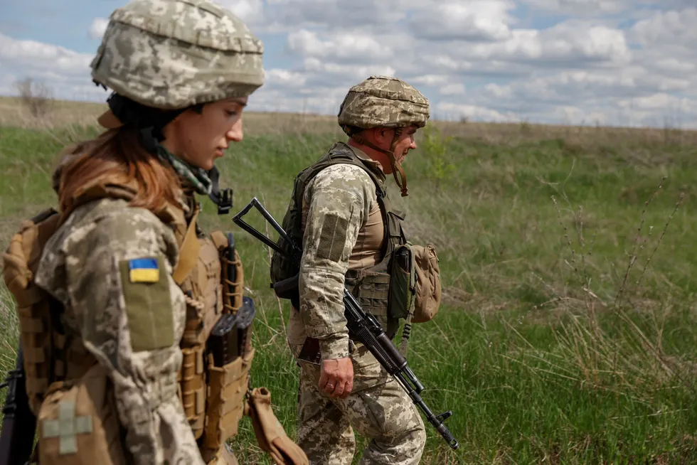 Ukrainske soldater patruljerer et landsbyområde i Donetsk. At krigen beviser at Heimevernet må styrkes og flere vernepliktige kalles inn, er også en konklusjon tatt ut av løse luften, skriver artikkelforfatteren.