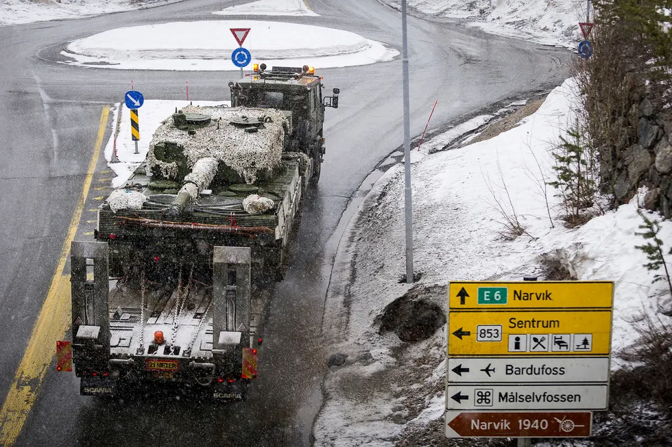 Leopard 2 stridsvogner fra Panserbataljonen blir forflyttet langs veien av Scania tungtransportvogner i forbindelse med øvelse i Finnmark.