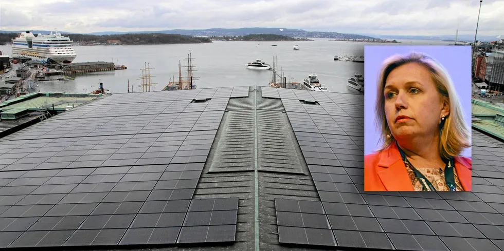 . Det er solceller på taket av Oslo rådhus, men generelt trenger offentlige byggeiere strengere regler for å få fart på utbyggingen av solceller. Solenergiklyngen, Nelfo og NBBL legger tirsdag frem en ny rapport om hvordan Stortingets ambisjon om 8 TWh sol skal oppfylles.