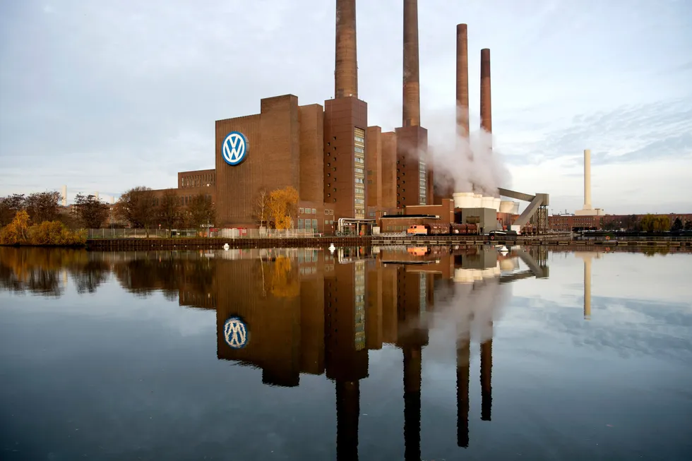 Konkurranseevnen i europeisk industri forverres dramatisk på grunn av krig, gasspriser og kostnadskrevende omstilling av kraftsystemet, skriver Kjell Roland. Bildet: Volkswagens anlegg i Wolfsburg i Tyskland.