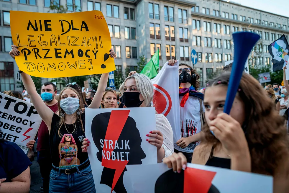 Demonstrasjon i Warszawa mot å gå ut av Istanbul-konvensjonen. Plakaten sier «Nei til legalisering av partnervold».