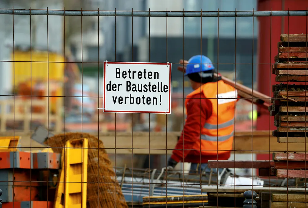 Tyskland, det største landet i EU, forbyr innleie av bemanning i bygg- og anleggsbransjen, fordi denne praksisen var i ferd med å ødelegge bransjen. Lignende tiltak bør på plass i Norge. Her en tysk anleggsarbeider i byggefirma Hochtief. Foto: Wolfgang Rattay/Reuters/NTB Scanpix