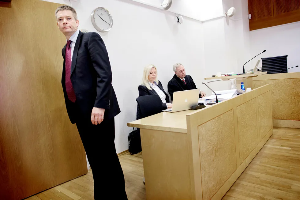 Bjørn Richard Johansen (til venstre) vant rettssaken mot ekskonen Olaug Egeland (sittende bak). Til høyre hennes advokat, Bjørn Kvernberg. Foto: Øyvind Elvsborg