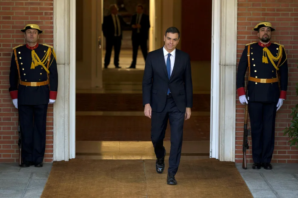 Spanias nye statsminister Pedro Sanchez har fått sin nye regjering på plass. Der er kvinnene i flertall blant ministrene. Foto: AP / NTB scanpix