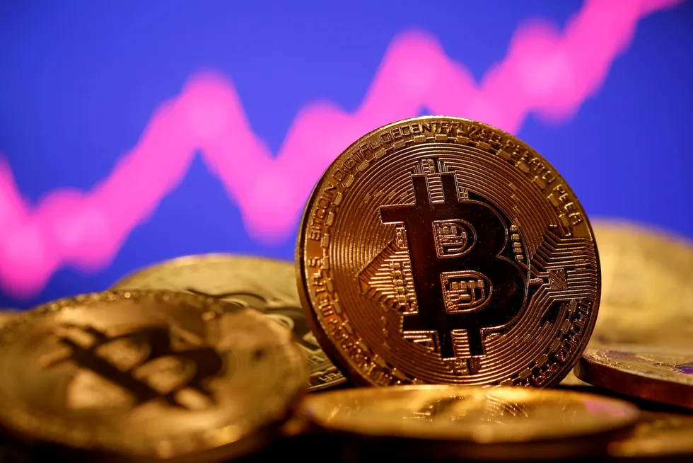 Verdien på bitcoin og andre kryptovalutaer har steget kraftig i verdi de siste månedene, men falt de siste dagene.