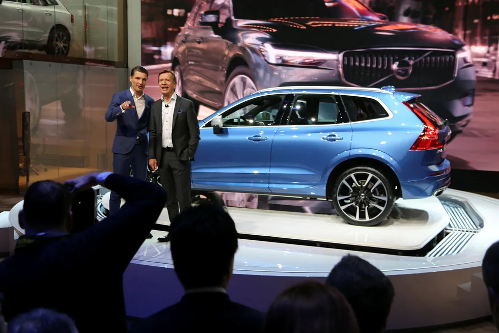 Sjefdesigner Thomas Ingenlath (til venstre) og toppsjef Håkan Samuelsson i Volvo presenterer nye XC60 på bilutstillingen i Genève. – For inntjeningen er dette en svært viktig modell for Volvo, sier Samuelsson. Foto: Embret Sæter