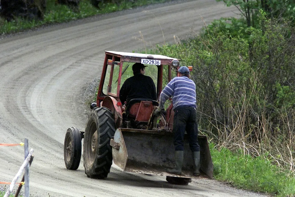 Hvis bøndene er redde, må de vurdere om det er nødvendig å kjøre traktor på veiene, mener Statens vegvesen. Foto: Gorm Kallestad / NTB scanpix