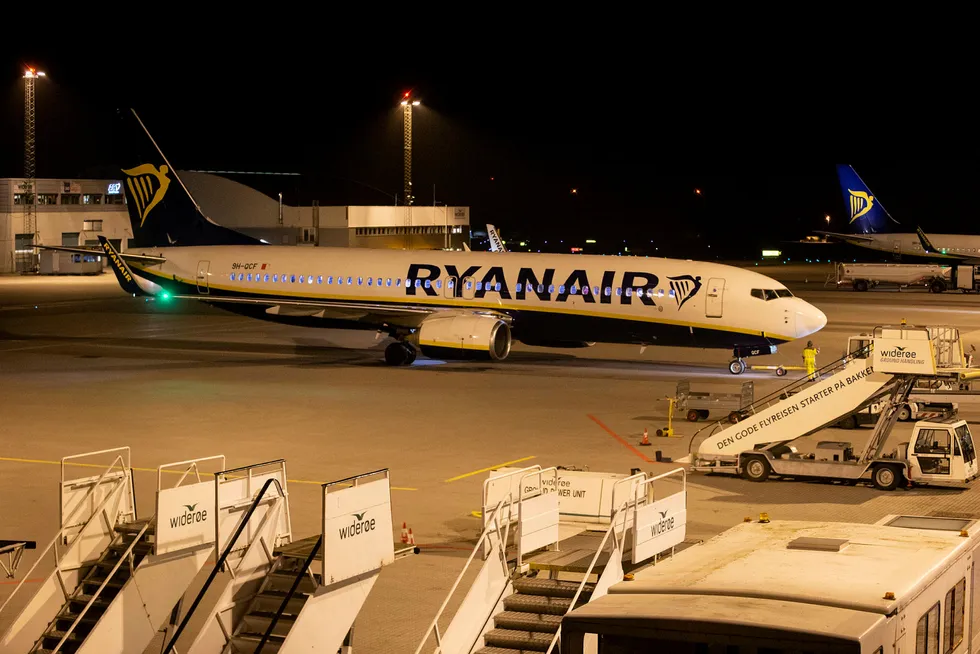 Ryanair-fly lander på Torp. Selskapet har måttet si opp 3.000, men vil ikke motta statlig krisehjelp.