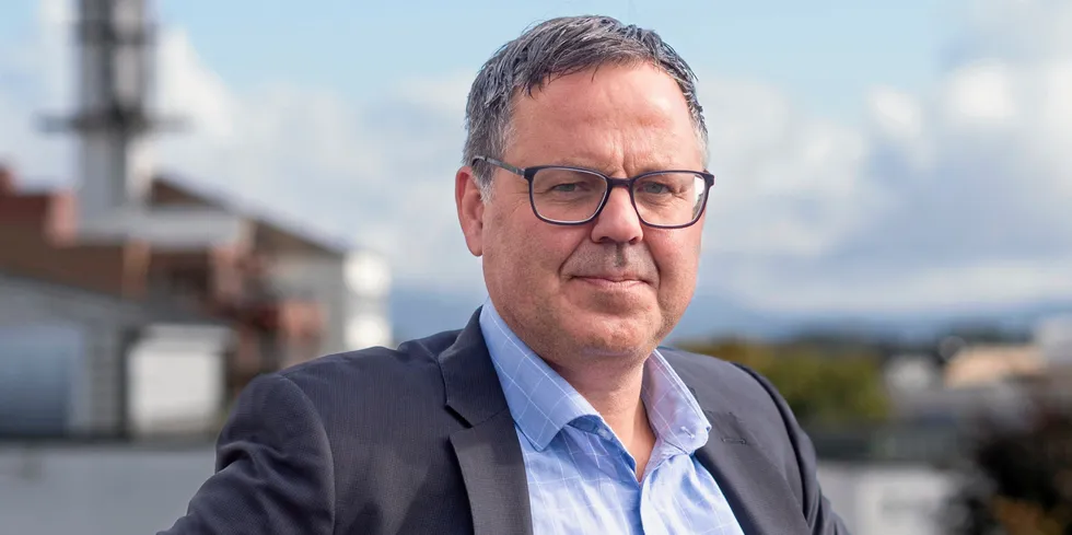John Martin Mjånes, administrerende direktør i Sunnhordland kraftlag, mener selskapet bør få dispensasjon fra å betale anleggsbidrag for Ølen-Våg-Bratthammer-linjen.