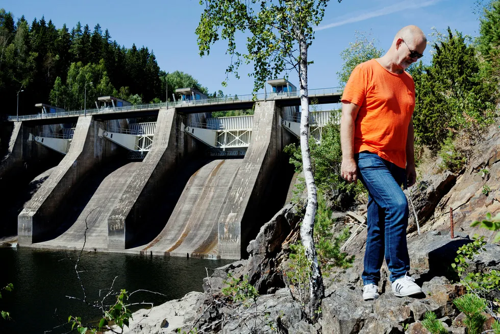 Kykkelsrud Fossumfoss kraftverk. Avdelingsleder i E-CO Energi, Petter Kollenberg, forteller at nedbørsområdet som fyller Glomma med vann er like stort som Sveits. – Men det hjelper lite når det ikke regner.