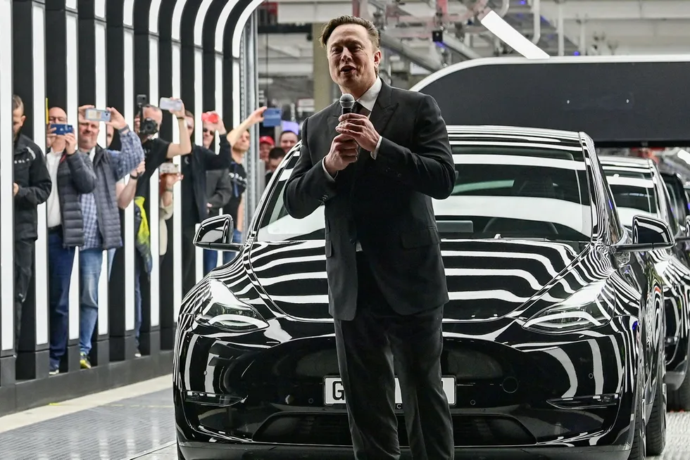 Elon Musks Tesla leverte rekordmange biler i første kvartal. Her fra åpningen av Teslas «Gigafactory» i Brandenburg utenfor Berlin i Tyskland.