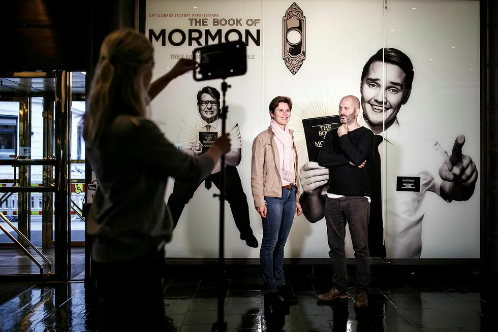 Direktør Åse Ryvarden og teatersjef Erik Ulfsby (til høyre) ved Det Norske Teatret opplever enormt salg av billetter til «The Book of Mormon»-forestillingene. Foto: Nicklas Knudsen