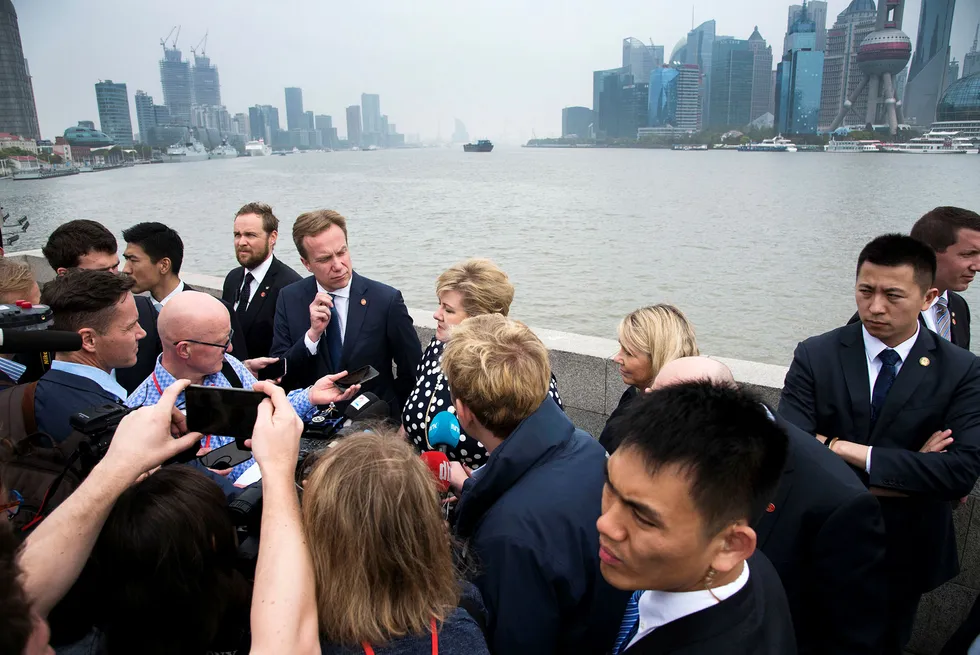 Utenriksminister Børge Brende, statsminister Erna Solberg (i midten) og næringsminister Monica Mæland i Shanghai med den norske næringslivsdelegasjonen i april. Foto: Per Ståle Bugjerde