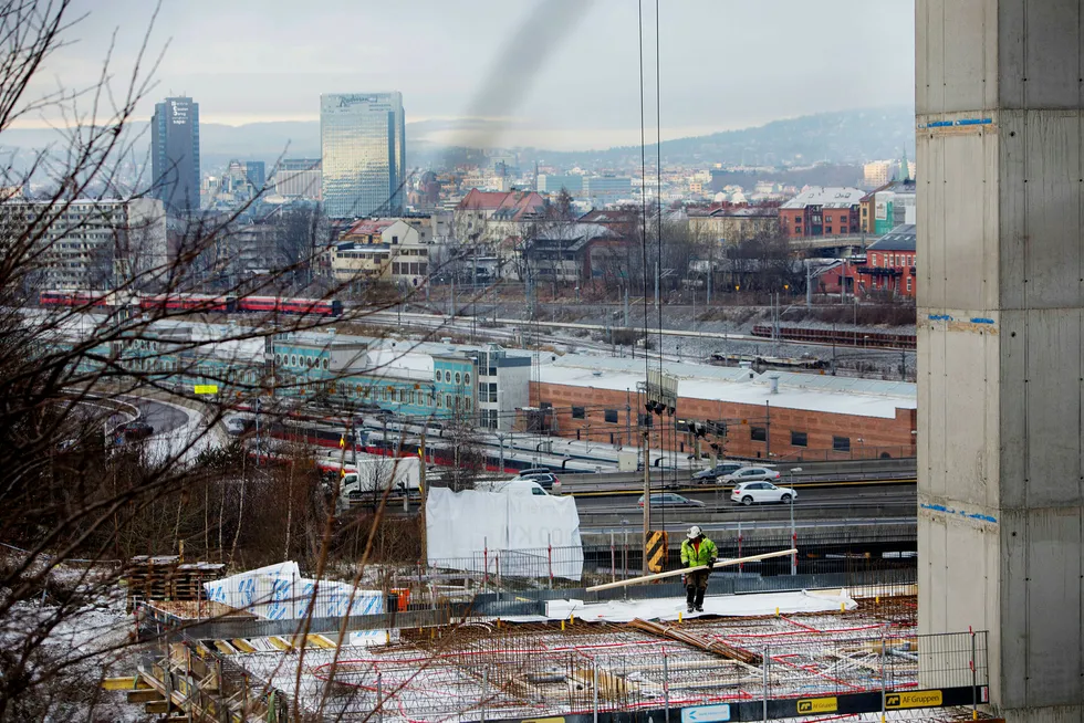 Swedbank spår et brått fall i nyboligbygging i Oslo, og mener boligprisene må ned 20 prosent både på brukte og nye boliger i hovedstaden. Foto: Øyvind Elvsborg