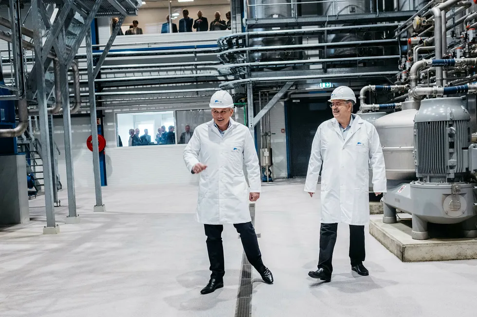 Anbjørn Øglend, til venstre, og Jakob Hatteland satser 300 millioner kroner på ny fiskemelfabrikk i Egersund. Det er bare første skritt i satsingen i et nytt fiskerikonsern.