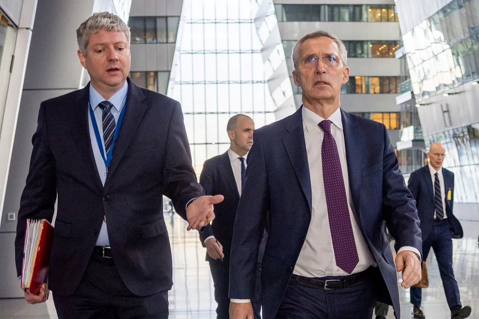 Generalsekretær Jens Stoltenberg sammen med stabssjef Stian Jenssen i Nato-hovedkvarteret i Brussel.