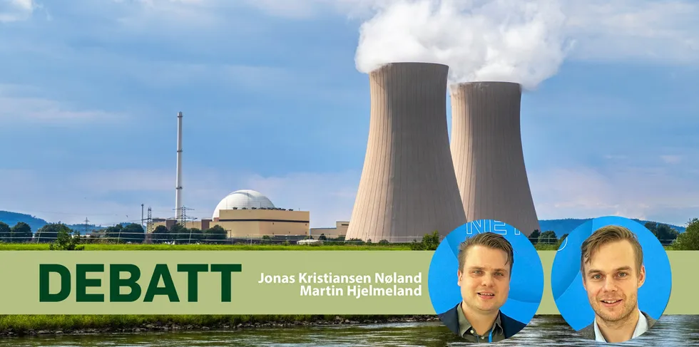 De to forskerne Jonas Kristiansen Nøland og Martin Hjelmeland ved NTNU svarer kollega om kjernekraft.
