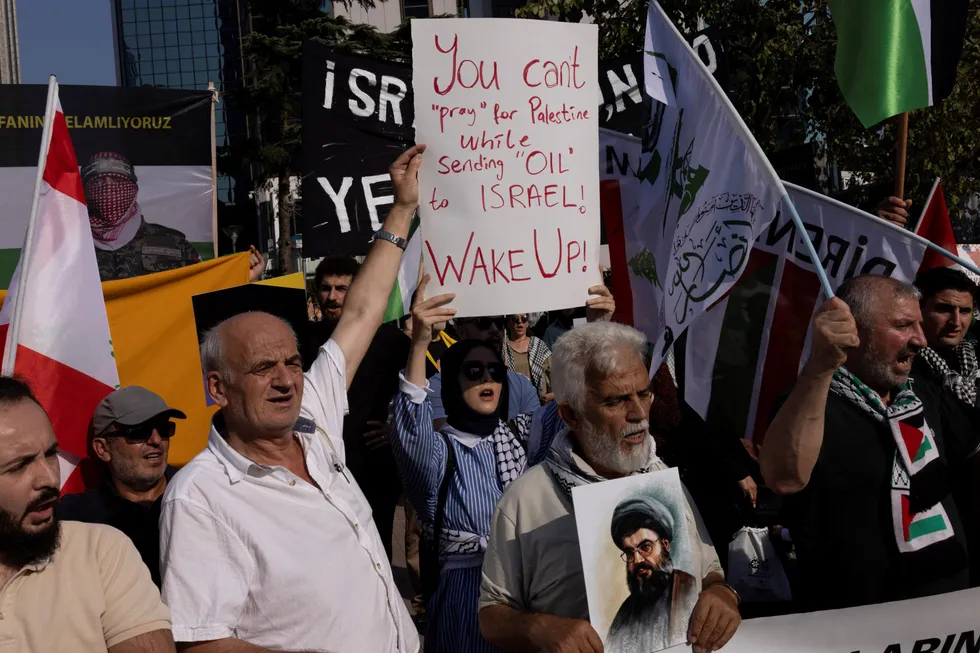 Protester mot Israel skjer nå flere steder etter Israels angrep mot Hizbollah og drap av dets leder Hassan Nasrallah tidligere denne uken, her fra utenfor Israels konsulat i tyrkiske Istanbul.