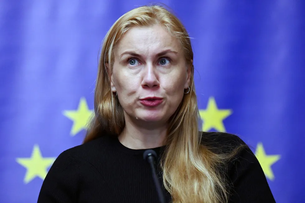 EU-kommissær for energi, Kadri Simson, la frem forslaget om pristak tirsdag. Europakommisjonen har møtt sterk kritikk etter fremleggelsen.