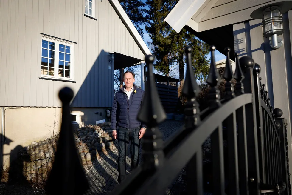 Thomas Rustad og familien merker dyrere boliglån, men rammes nå også av kraftige økninger i både eiendomsskatt og kommunale avgifter på vann og avløp. – Dette må være norgeshistoriens største inndragning av kjøpekraft, sier tobarnsfaren.