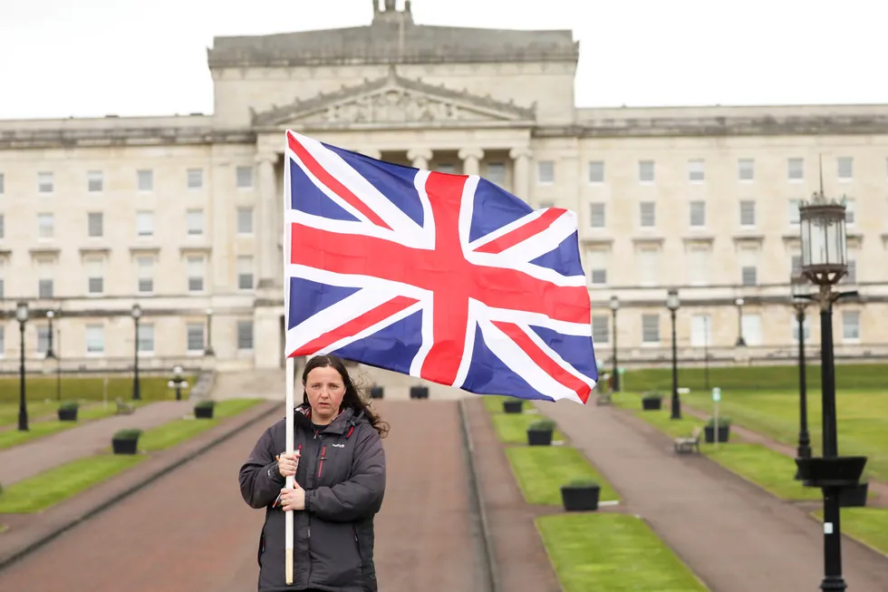 En tilhenger av fortsatt union med England, utenfor Stormont i Belfast, setet for den regionale forsamlingen i Nord-Irland.